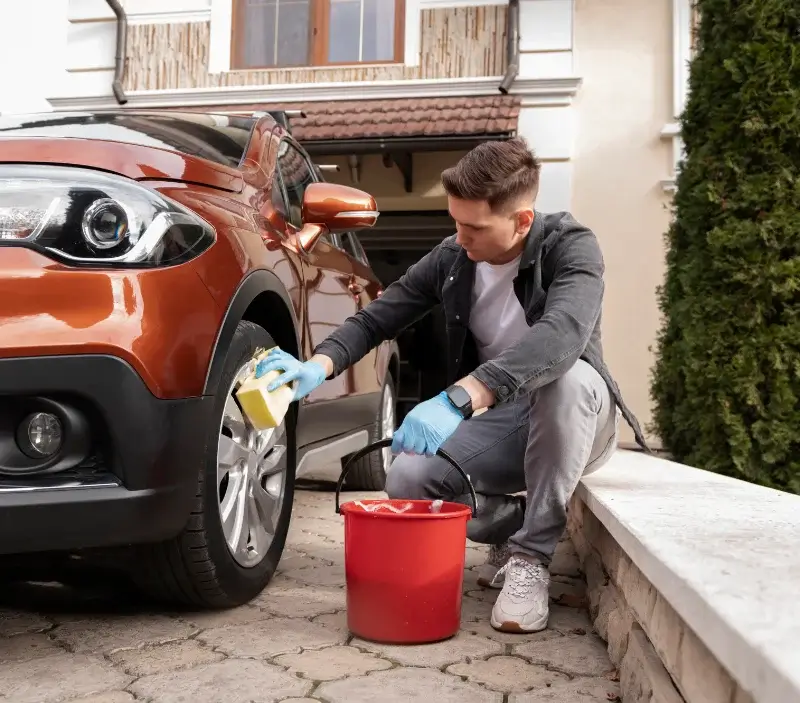 Lavage auto à domicile Violay : professionnel intervenant sur un véhicule